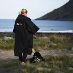 Dryrobe Advance Short Sleeve Change Robe -Mystic || Rip Curl || GILL Shop 202220Dryrobe20Advance20Short20Sleeve20Premium20Outdoor20Changing20Robe20Poncho20DR10020 20Black20Pink20Lifestyle201.700x700