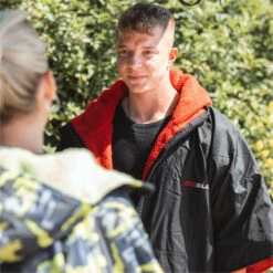 GUL Evorobe Changing Robe -Mystic || Rip Curl || GILL Shop 32263 202220GUL20Evorobe20Changing20Robe20AC0128 B620 20Black20Red20Lifestyle201.700x700