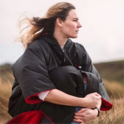 GUL Evorobe Changing Robe -Mystic || Rip Curl || GILL Shop 32263 202320GUL20Evorobe20Hooded20Changing20Robe20AC012820 20Black20Lifestyle202.700x700