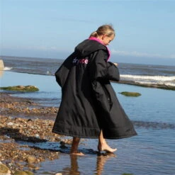 Dryrobe Advance Junior Short Sleeve Change Robe V3 -Mystic || Rip Curl || GILL Shop 35744 202320Dryrobe20Advance20Junior20Short20Sleeve20Premium20Outdoor20Changing20Robe20V320DR10020 20Black20Pink20a1.700x700