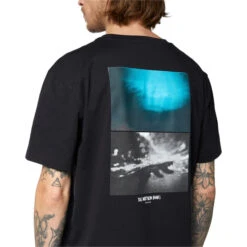 Mystic Mens Gloom Tee -Mystic || Rip Curl || GILL Shop 44061 202320Mystic20Mens20Gloom20Tee2035105.23016220 20Black Close20Up.700x700