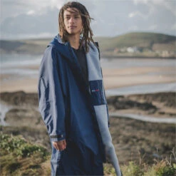 Dryrobe Advance Long Sleeve Change Robe V3 -Mystic || Rip Curl || GILL Shop 44394 202320Dryrobe20Advance20Long20Sleeve20Changing20Robe20Poncho20DALSV320 20Navy20Blue2020Grey20Lifestyle201.700x700