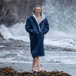 Dryrobe Advance Long Sleeve Change Robe V3 -Mystic || Rip Curl || GILL Shop 44394 202320Dryrobe20Advance20Long20Sleeve20Changing20Robe20Poncho20DALSV320 20Navy20Blue2020Grey20Lifestyle202.700x700