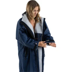 Dryrobe Advance Long Sleeve Change Robe V3 -Mystic || Rip Curl || GILL Shop 44394 202320Dryrobe20Advance20Long20Sleeve20Changing20Robe20Poncho20DALSV320 20Navy20Blue2020Grey20side.700x700