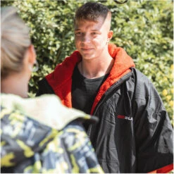 GUL Evorobe Hooded Changing Robe & Nava Performance 30L Duffel Bag Bundle -Mystic || Rip Curl || GILL Shop 44990 32263 202220GUL20Evorobe20Changing20Robe20AC0128 B620 20Black20Red20Lifestyle201.2000x2000.700x700