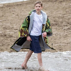 Dryrobe Junior Advance Short Sleeve Change Robe V3 -Mystic || Rip Curl || GILL Shop 45805 202320Dryrobe20Junior20Advance20Short20Sleeve20V3KSS20 20Camo2020Grey2020Lifestyle202.700x700